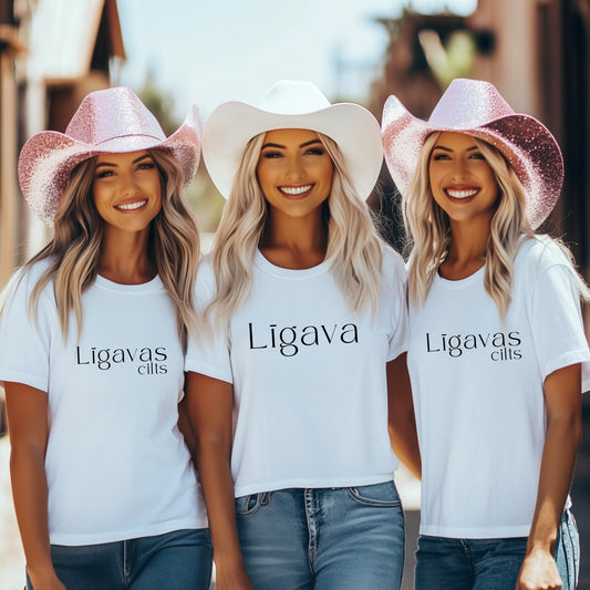 Vecmeitu ballīte Latvijā ar Bride Tribe krekliem – līgava un draudzenes valkā saskaņotus t-kreklus jautrā ballītē pie jūras